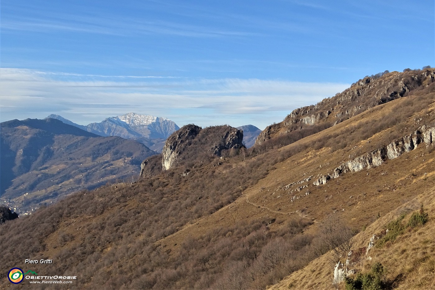 47 Vista in (da dx) Castel Regina, Corna Camoscera, Grignone.JPG